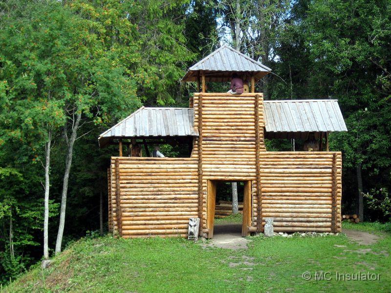 joge_23.jpg - [fi]Rekonstruktio vanhasta linnoituksesta[en][ru]